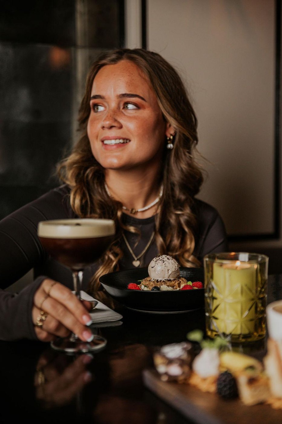 Espresso martini en dessert bij kaarslicht